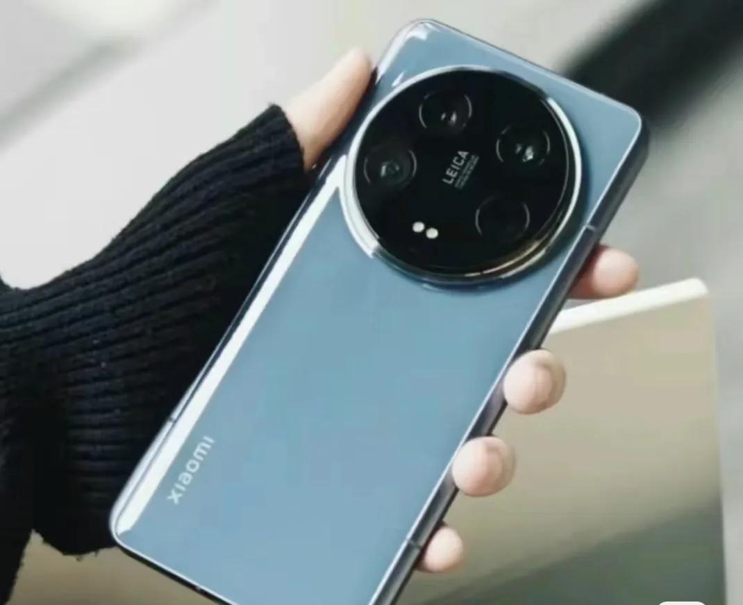 小米14Ultra龙晶蓝这手感不错，拍照更是一流，不仅主摄好副摄也好，变焦30x