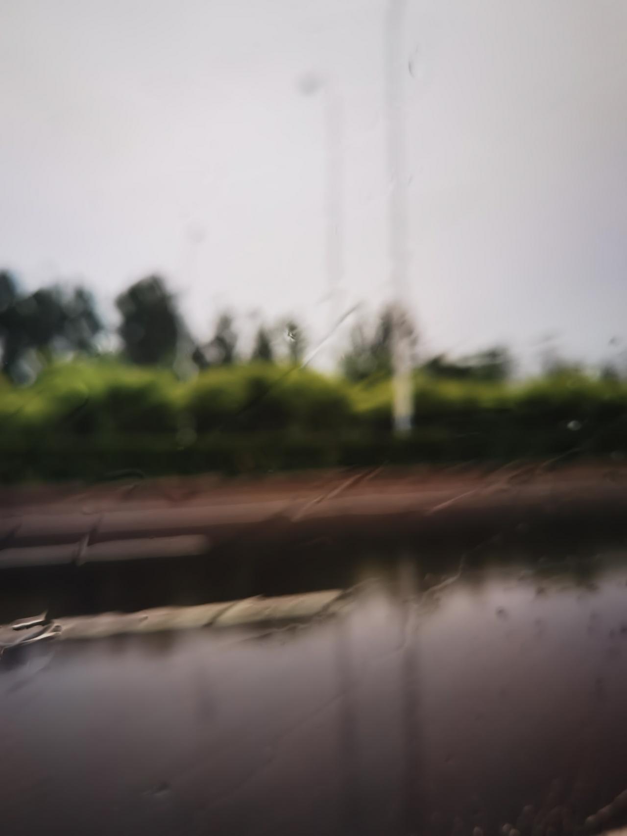 有雨在车里拍照也是不清楚