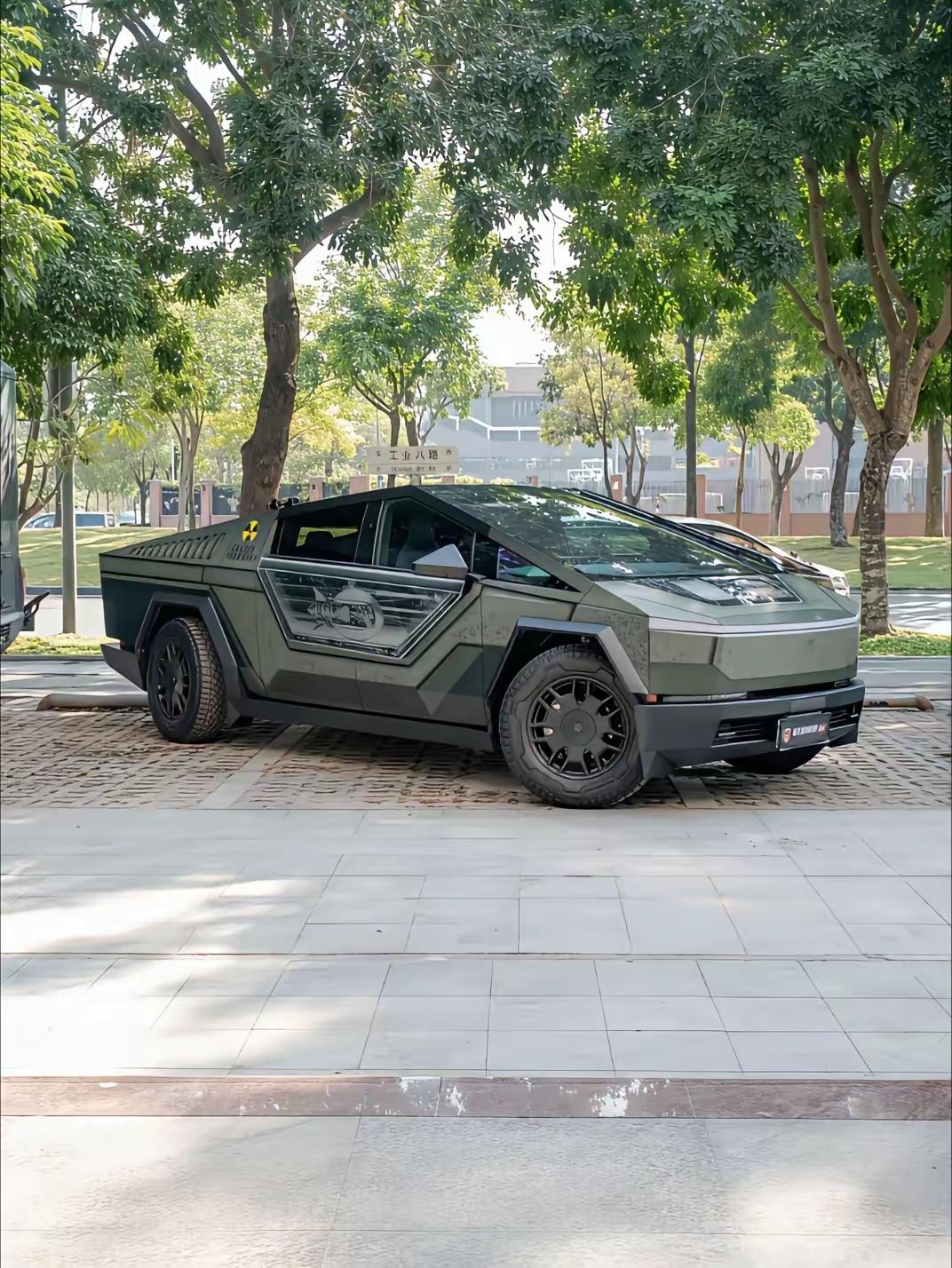 特斯拉Cybertruck以棱角分明的赛博朋克风格颠覆传统皮卡设计，某灵感源自《