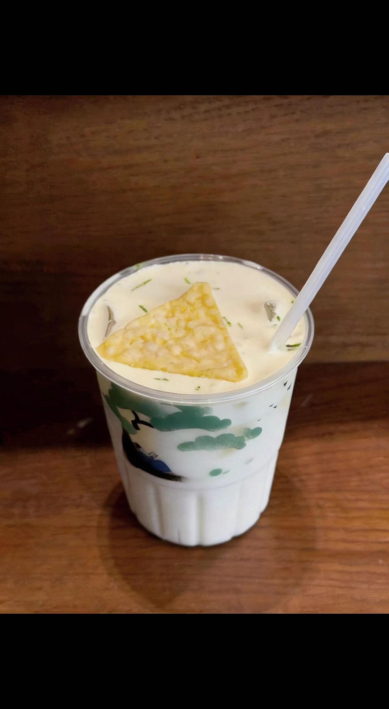 🍹奶盖像云漫过杯沿，脆片沉成月亮🌙。吸管搅动时，时光都慢成了诗📖。