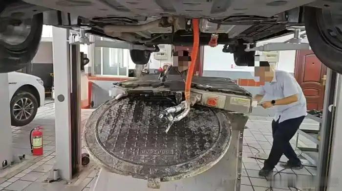不吹不黑这个巨鲸电池包裹的也算还行，至少没有立马起火，给了一个逃生的窗口，不过三