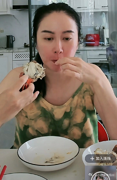 有网友问叶璇：“为什么那么多女明星生完孩子后，身材恢复得那么快，跟没生过一样？”