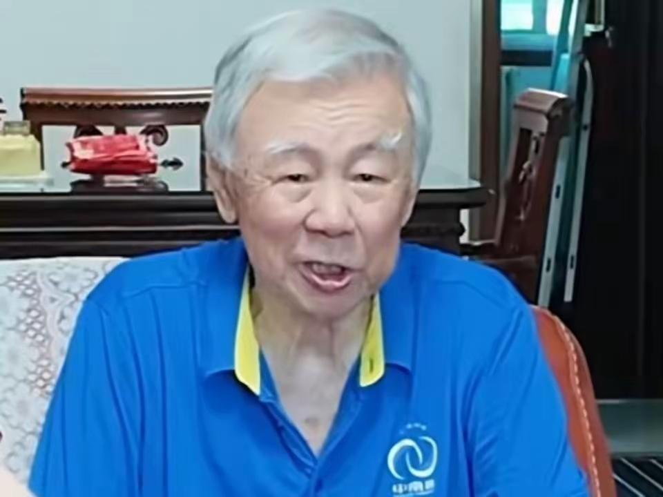 郎平恩师已经满头白发！但精神不错！他就是排球泰斗袁伟明！曾经女排功勋教练！也是郎