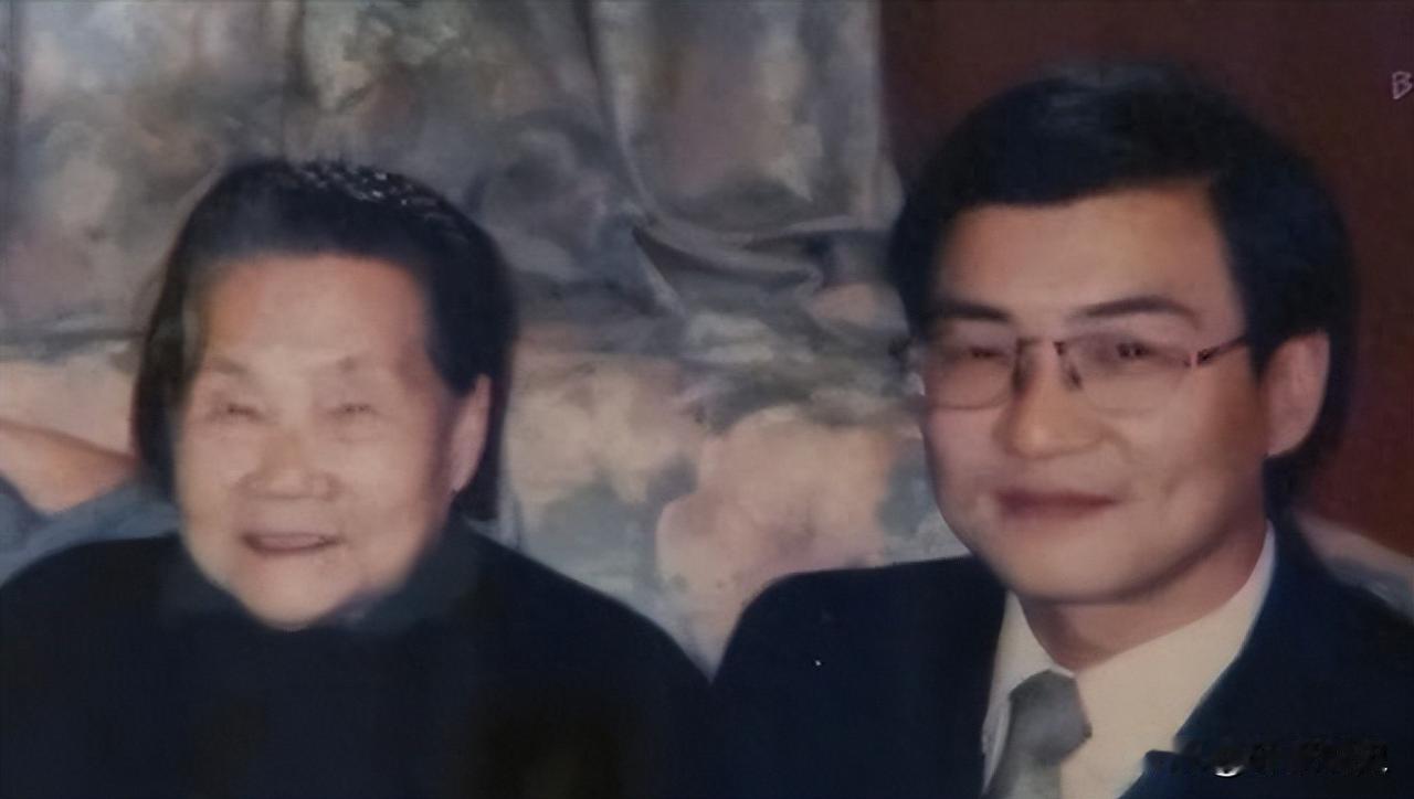 放弃中国国籍改投日本，结果日本拒收中国不要，今成夹缝中的黑户。[嘘]

1980