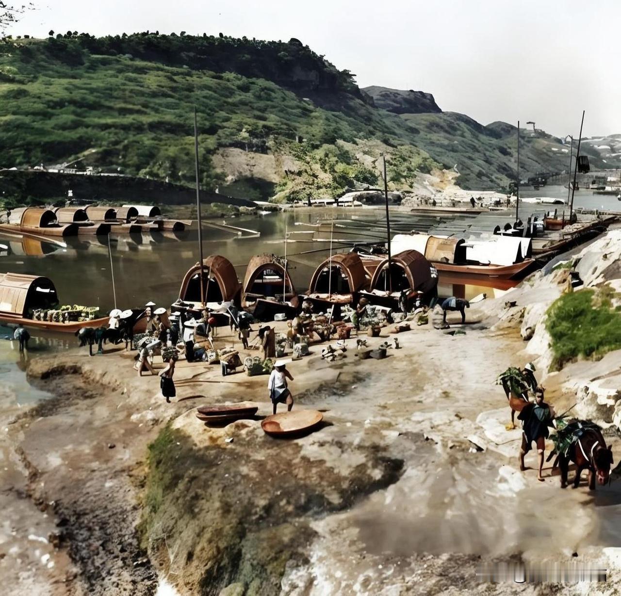 自贡盐场地处四川盆地南部，境内无天然河流直通长江，釜溪河（盐井河）成为唯一的外运