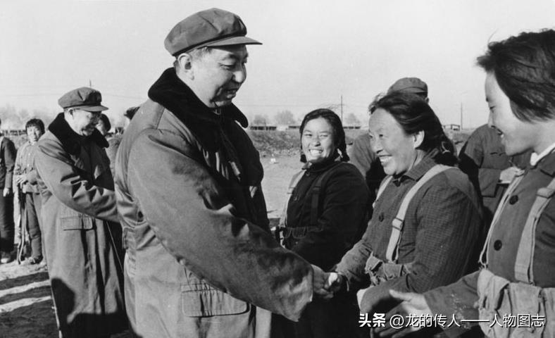 1977年4月18日，华国锋观看了大庆红卫星第一家属管理站先锋五队家属的步枪打靶