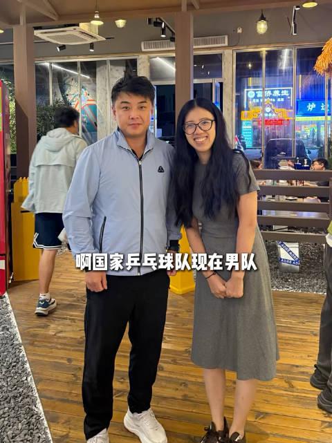 【王皓现身上海崇明的一家饭馆】这张合影里的正是国乒男队主教练王皓，地点是上海崇明