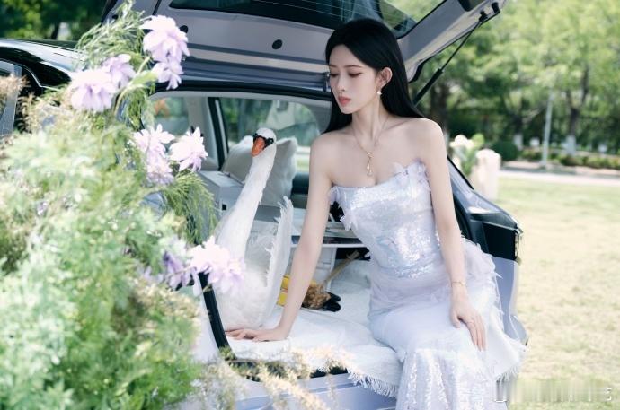 孟子义白天鹅照进现实  孟子义白天鹅照进现实了吧！简直就是真公主，无需多言！白色