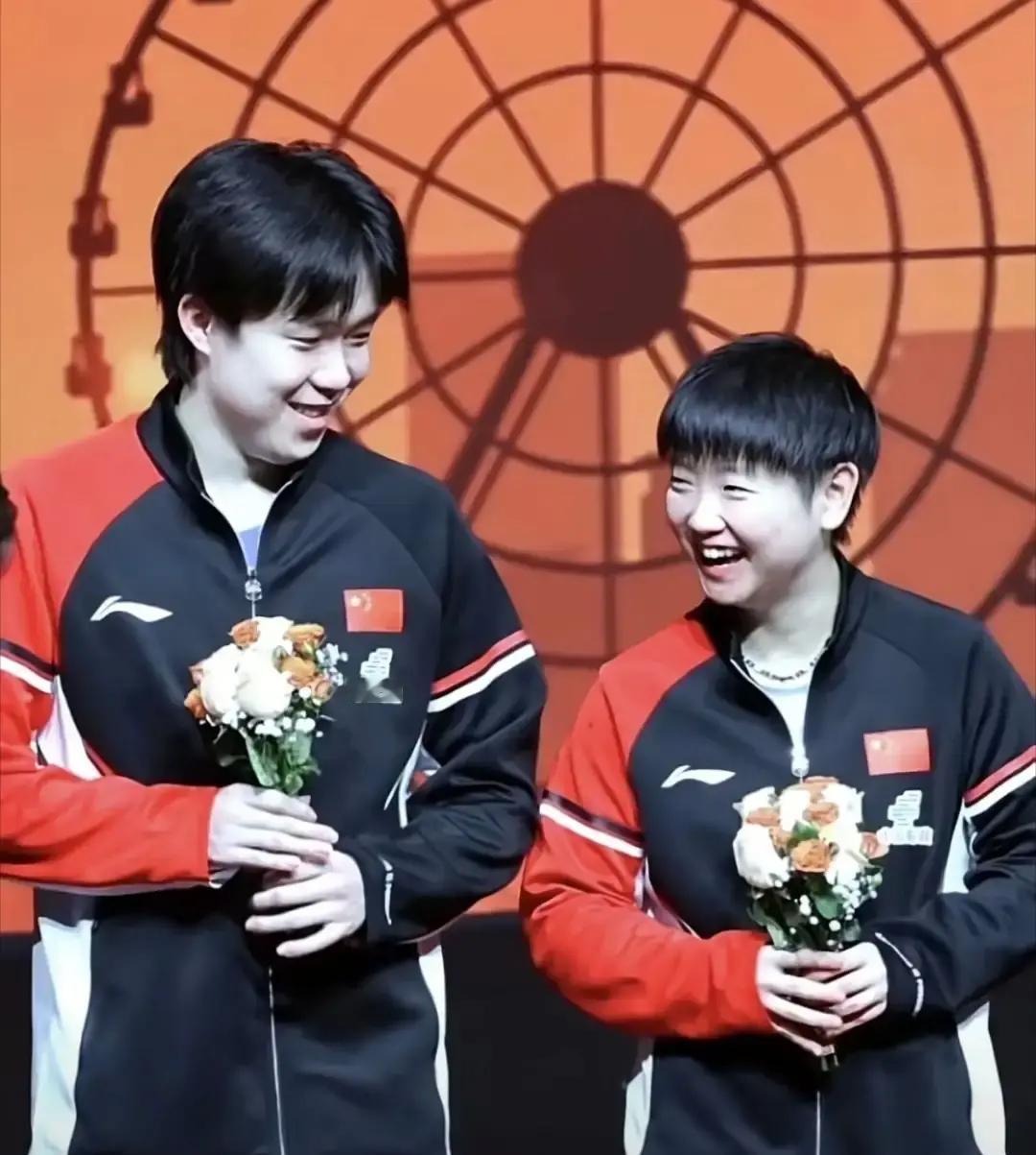 那张赛后合照，好多人都看到了吧。莎莎和头头，笑得很开心，是那种难得的、发自内心的
