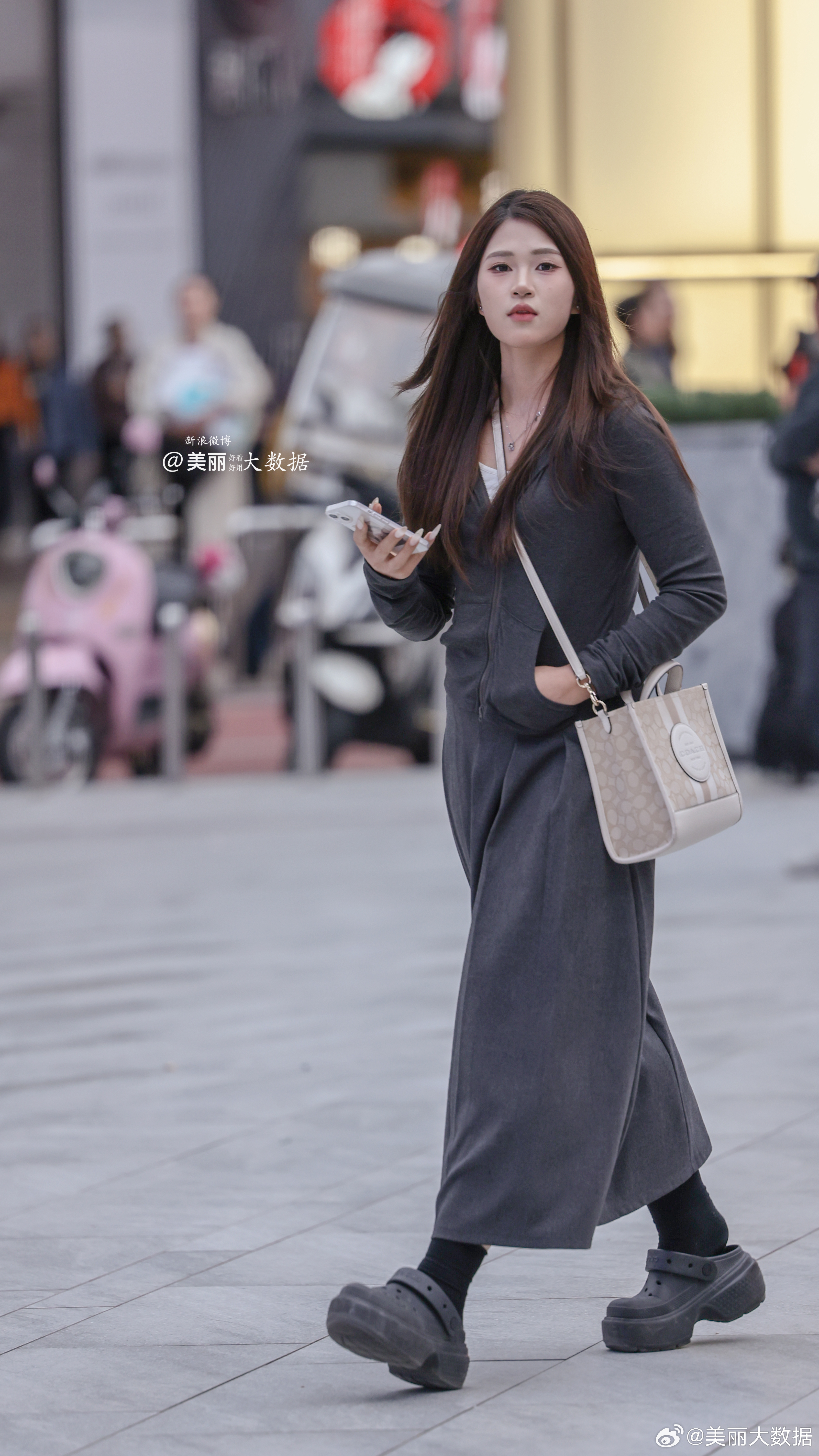 你，抬头看向镜头。。。在这快节奏的时代，有一份从容与优雅，真的太重要了。🌸 