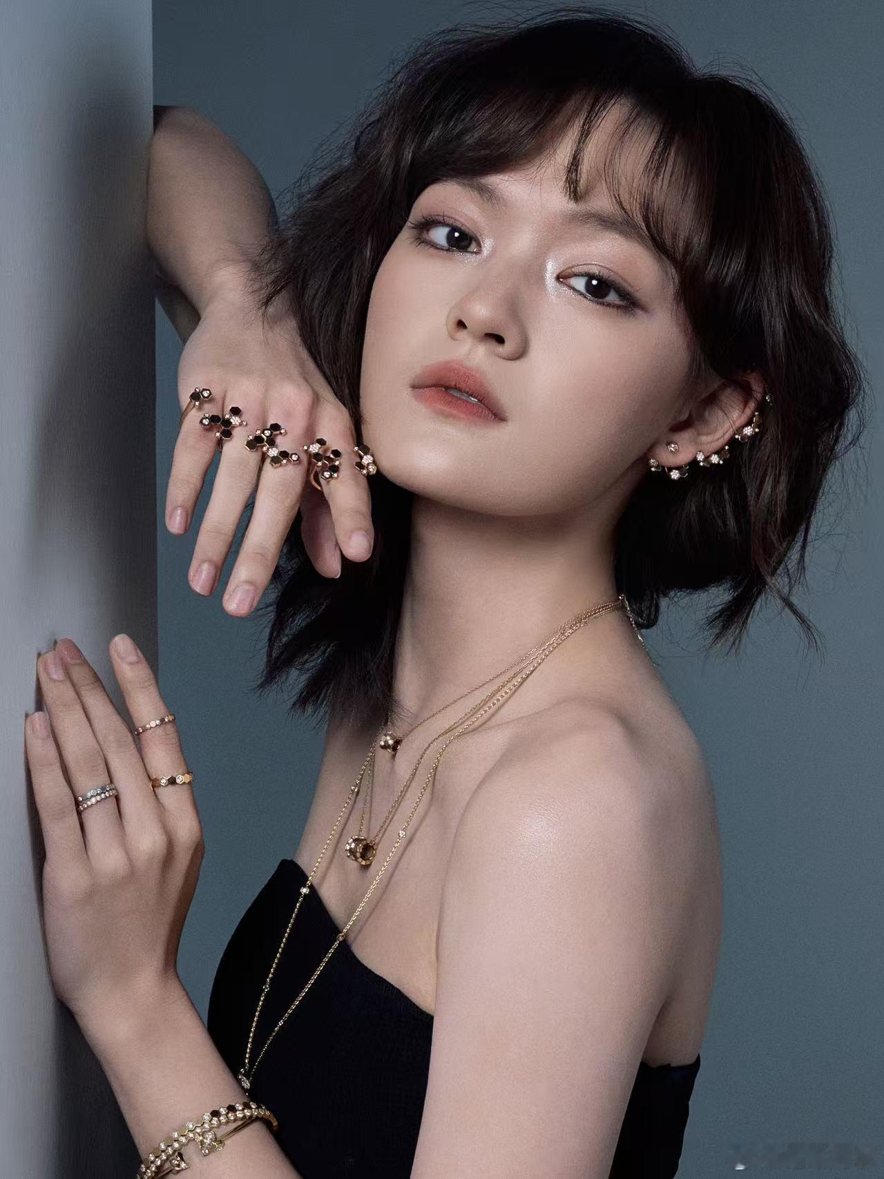 文淇尚美派对上的黑玫瑰 氛围感美女天花板非文淇莫属🌸 亮相尚美派对身着黑色抹胸