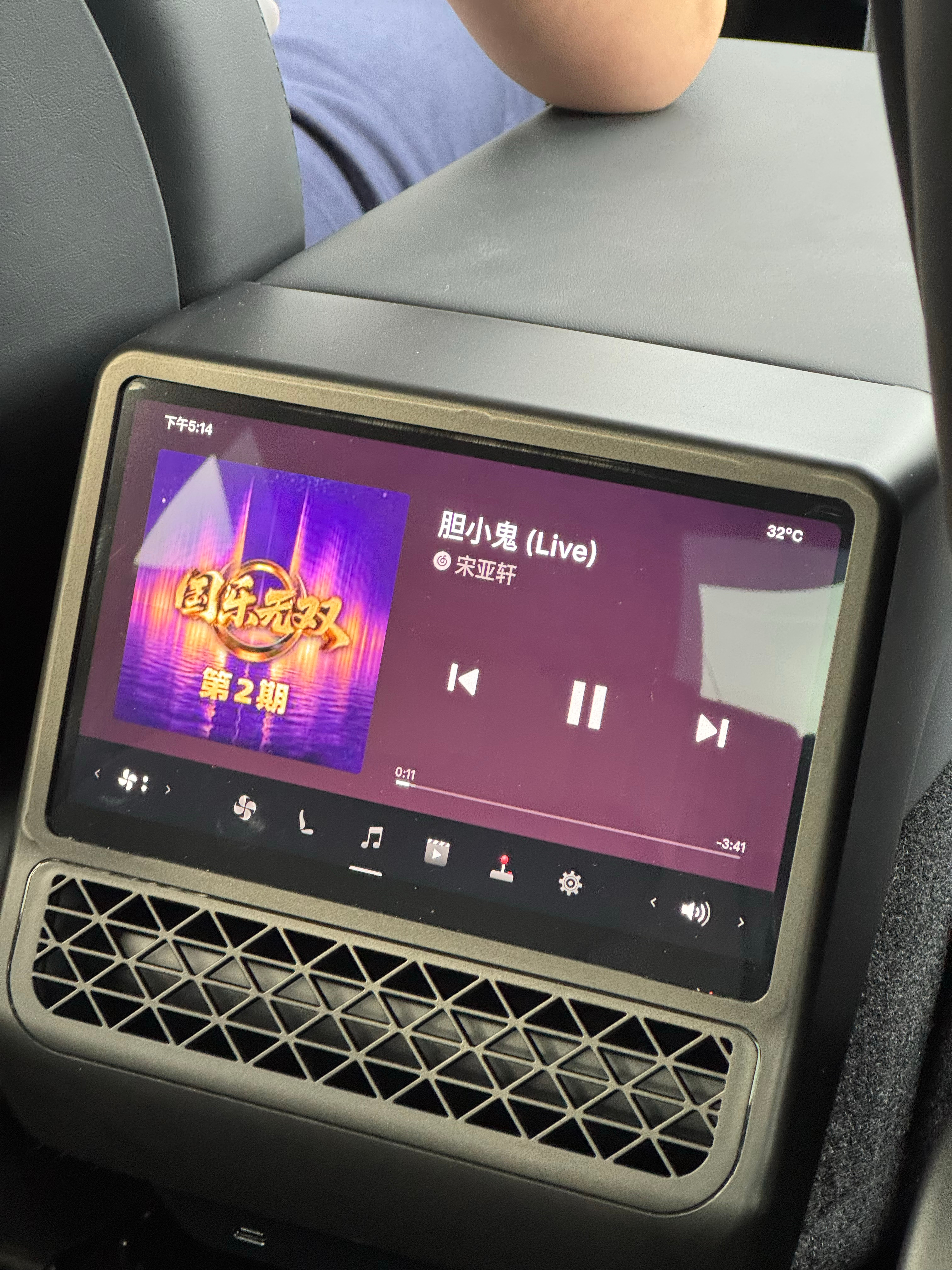 老板在放胆小鬼嘻嘻(¬‿¬) 