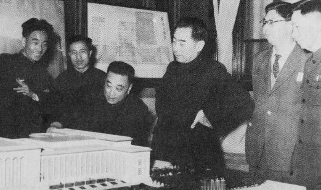 1959年9月，人民大会堂提前竣工，在落成庆功宴上，周总理向总建筑师张镈敬酒，说