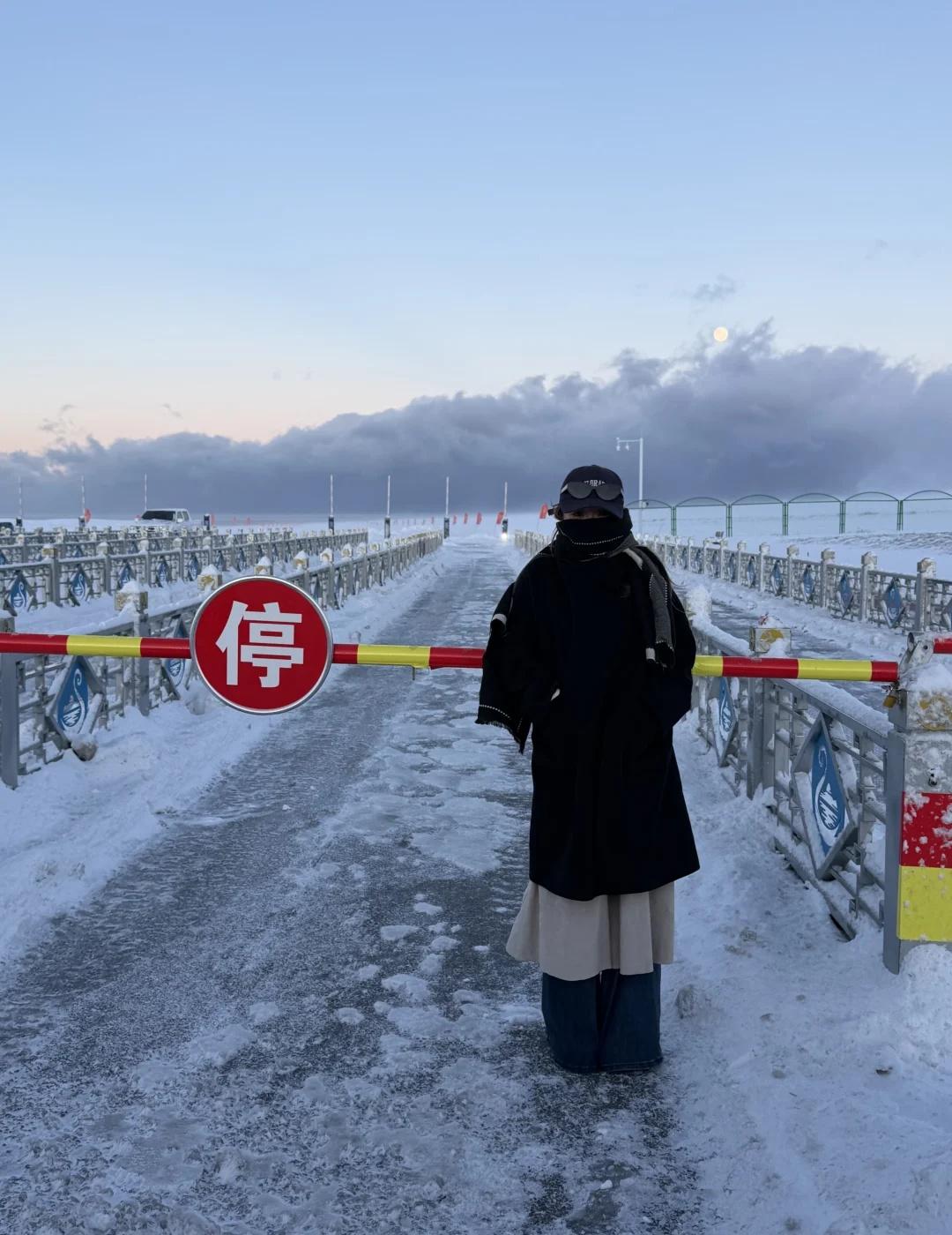 撒贝宁我白来了！！！赛里木湖不让我进！！！
昨晚先是经历国道封路，然后转战高速又