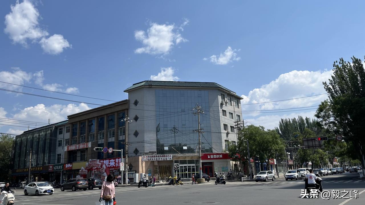 你还记得九十年代呼和浩特这个路口的楼是做什么的吗？
呼市人专属记忆 时不时的路过