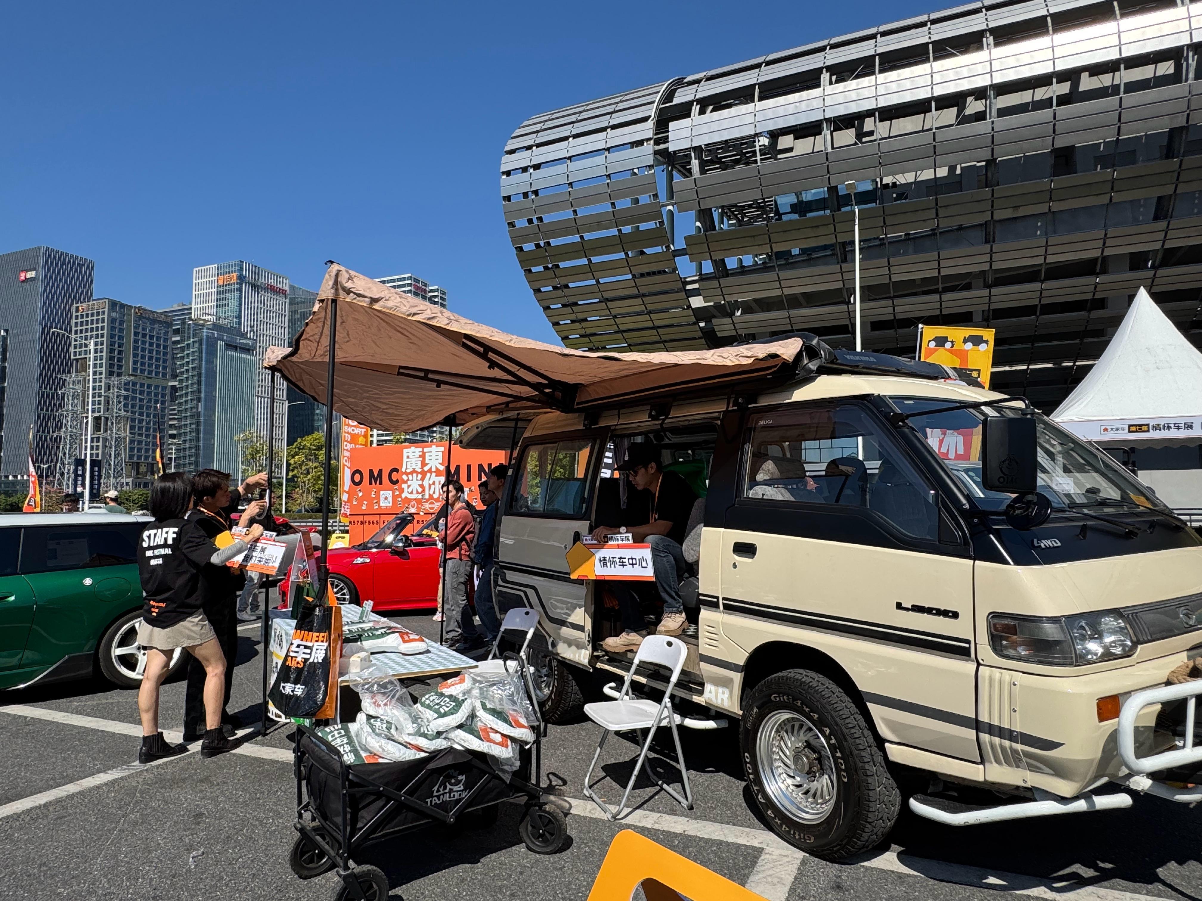 大家车第七届情怀车展开始啦！今次场馆内有靓车看、靓歌听、有故事看，下午还有支持人