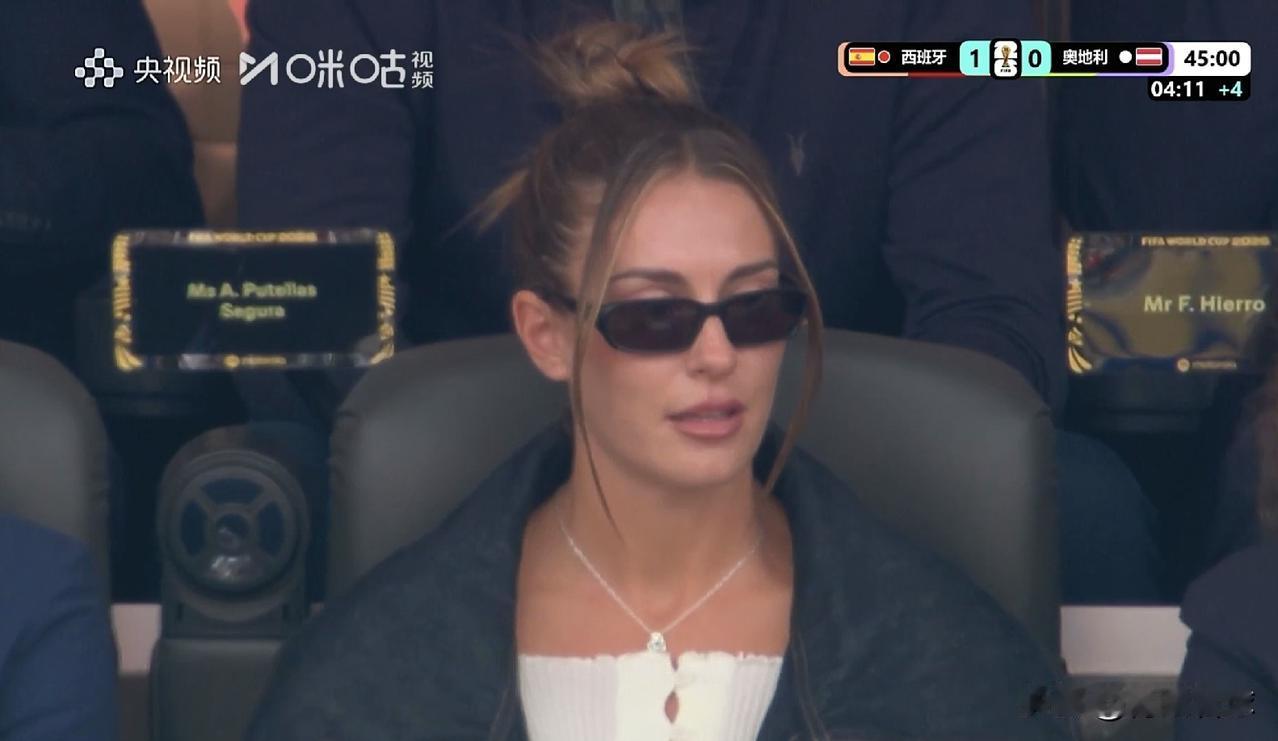镜头给到看台美女普特利亚斯！詹俊全程闭口不提，背后原因懂的都懂。
美加墨世界杯1
