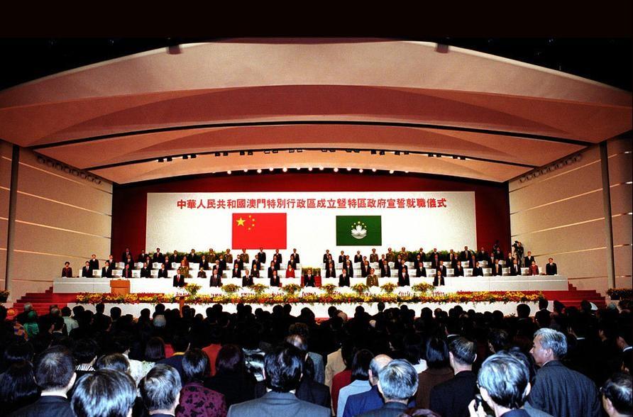 葡萄牙人撤离澳门前,给约四分之一居民留了一本能自由通行的护照,这事本该是分裂的种