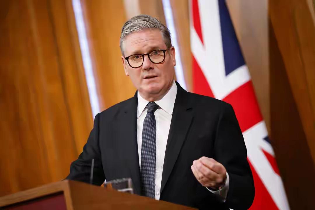 七年来首次，英国突然向中国示好，
派英国商业与贸易大臣彼得·凯尔来华，彼得·凯尔