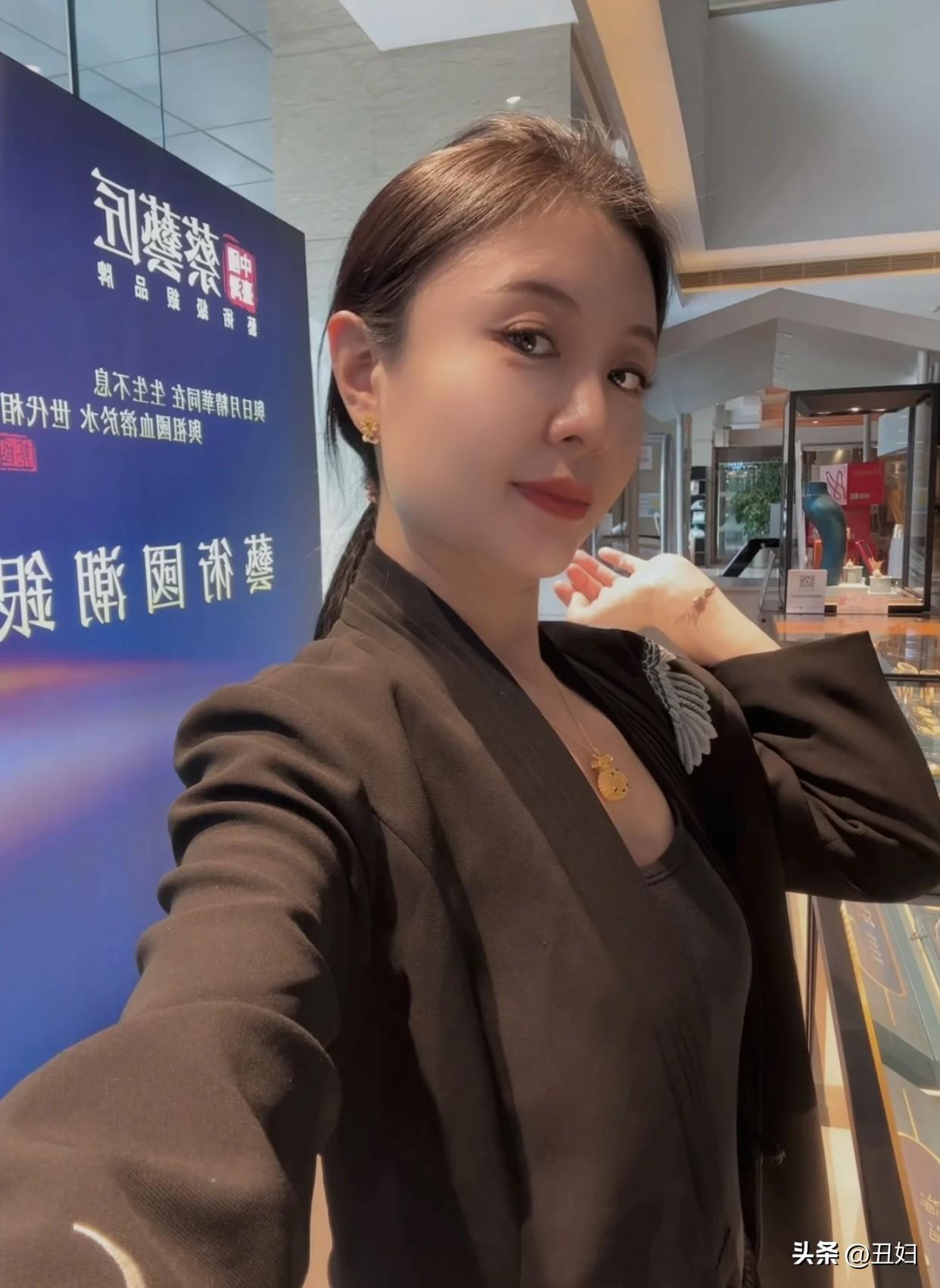 晒出女性魅力成熟魅力扑面而来。她能一直保持这样的好状态，源于自律，健身打卡从不落