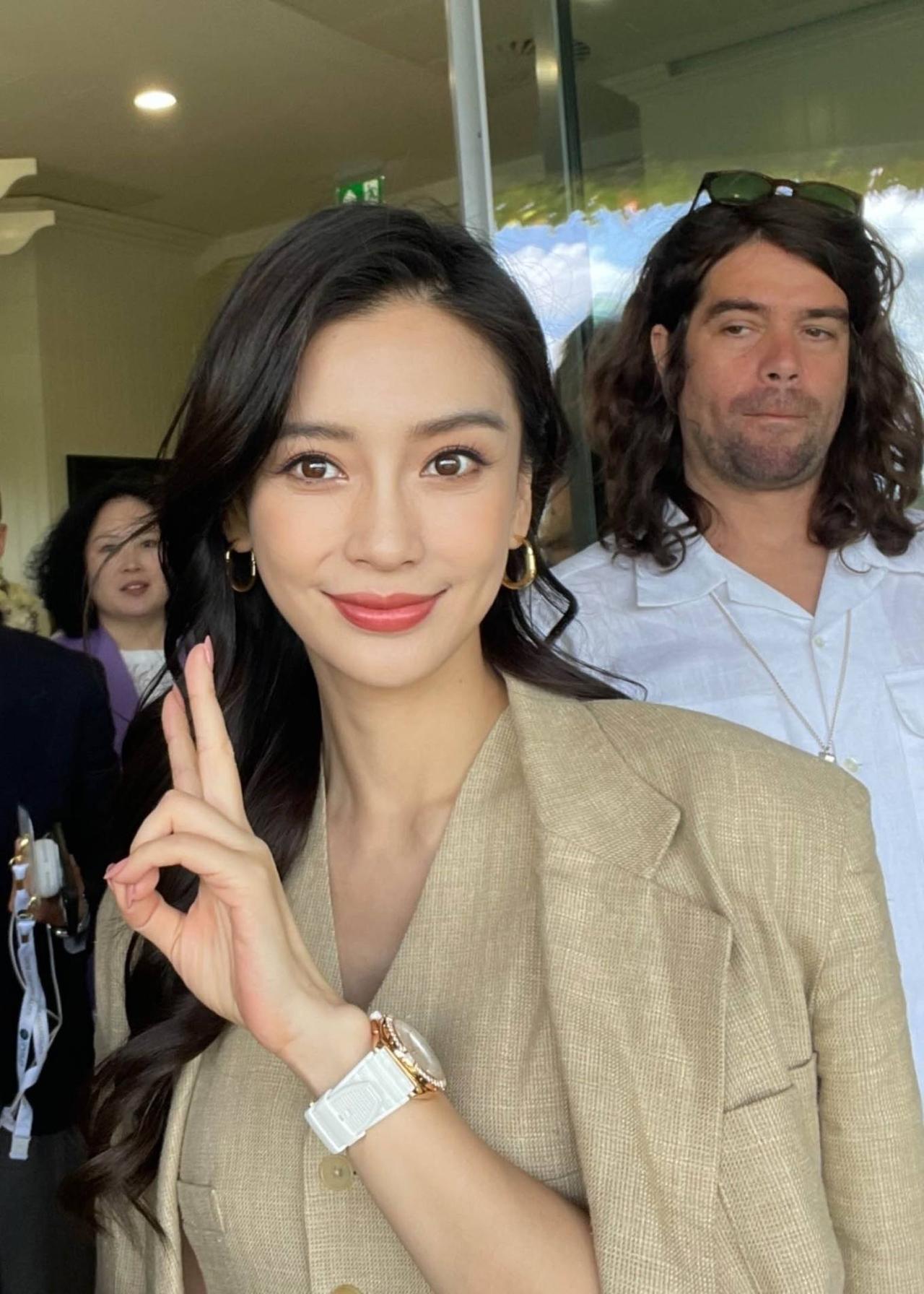Angelababy亮相温网的外媒怼脸生图，鼻姐好美