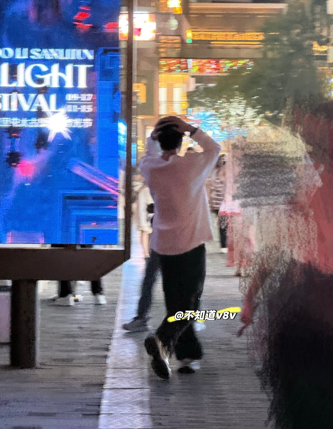 三里屯偶遇张真源和爸爸逛街 有网友偶遇张真源和爸爸在三里屯逛街[拜托]依旧休息时