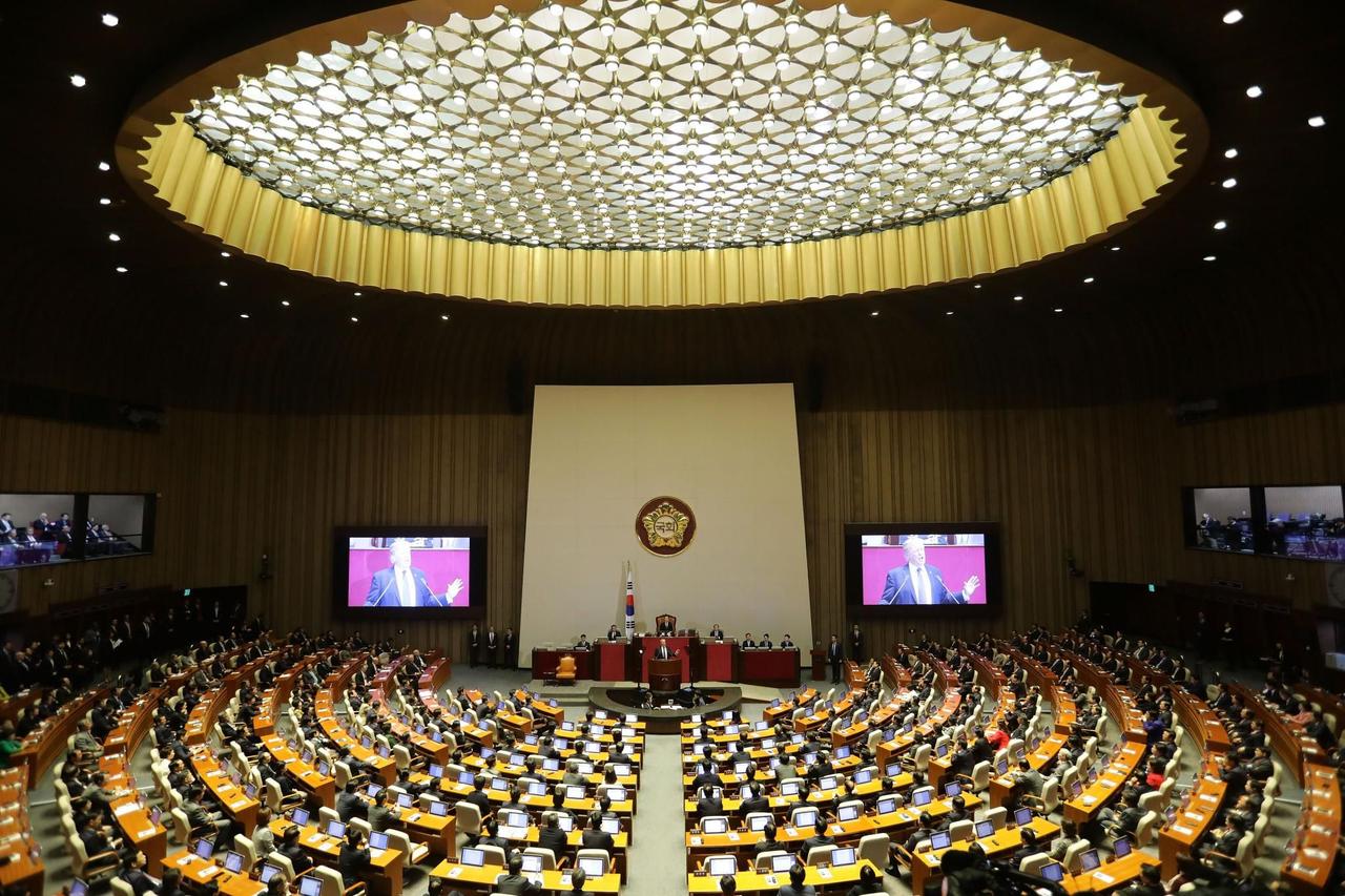 3月12日韩国国会一口气通过了一项立法，这就意味着他们答应给美国的3500亿美元