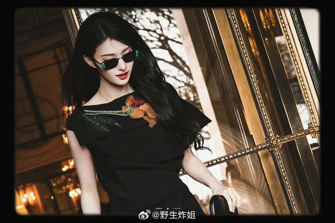 王楚然巴黎时装周路透来咯 衣服老气不好看，可是人美 