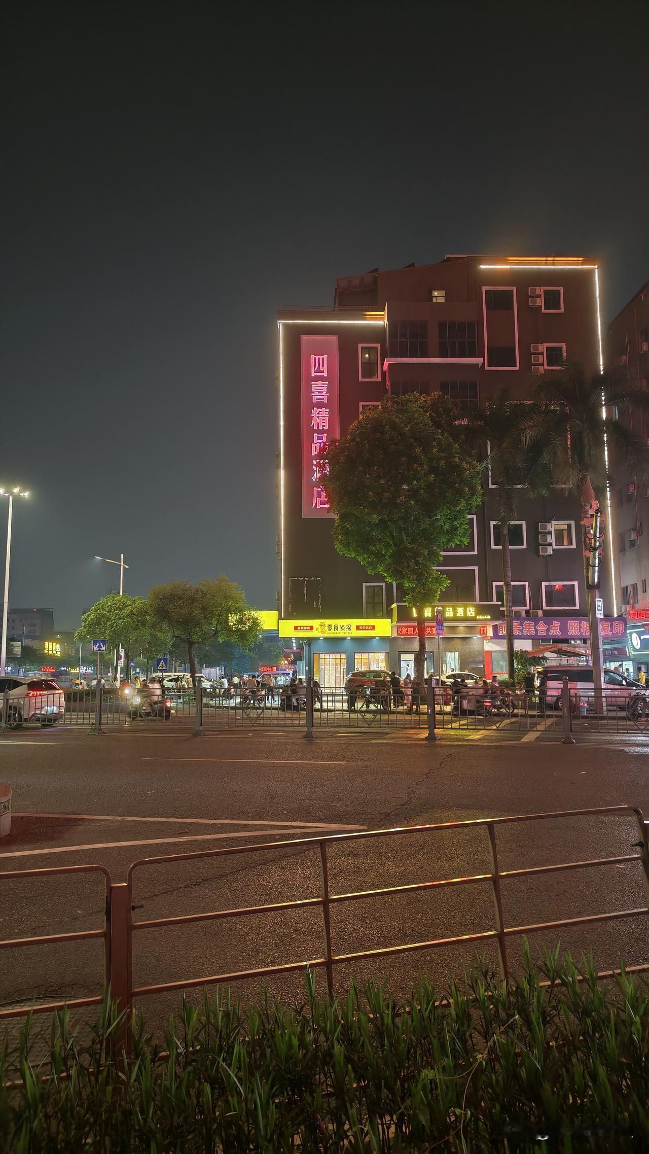 那天，从深圳龙华去往东莞长安宵边，才发现宵边的老哥越聚越多，哪哪都是。
本想在宵