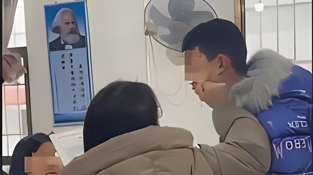 从昨天开始，湖南湘潭市一乡镇学校女教师因学生做错数学题，而对学生殴打辱骂的视频开