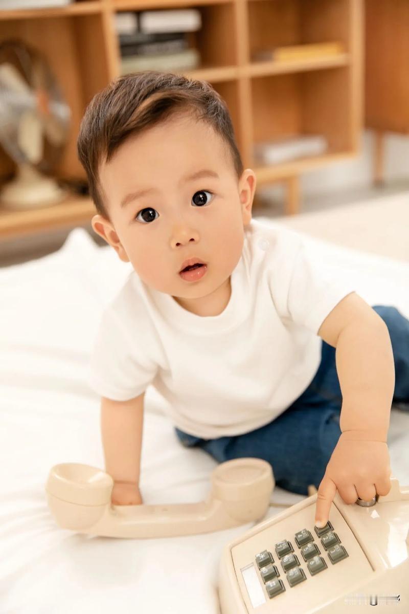 小宝贝，快闭上眼睛，妈妈给你讲一个关于天上那颗最亮的星星和小月亮的故事。

天上