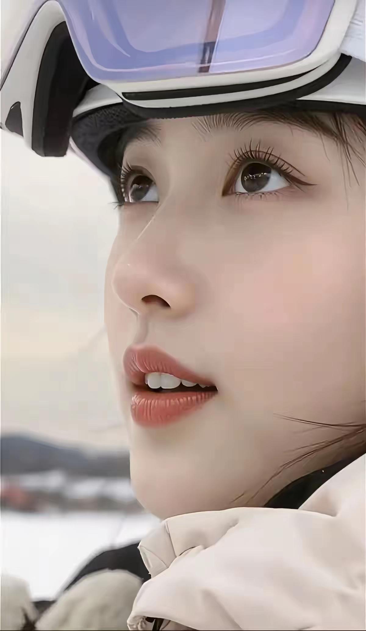 雪中美人笑，风里意自闲。