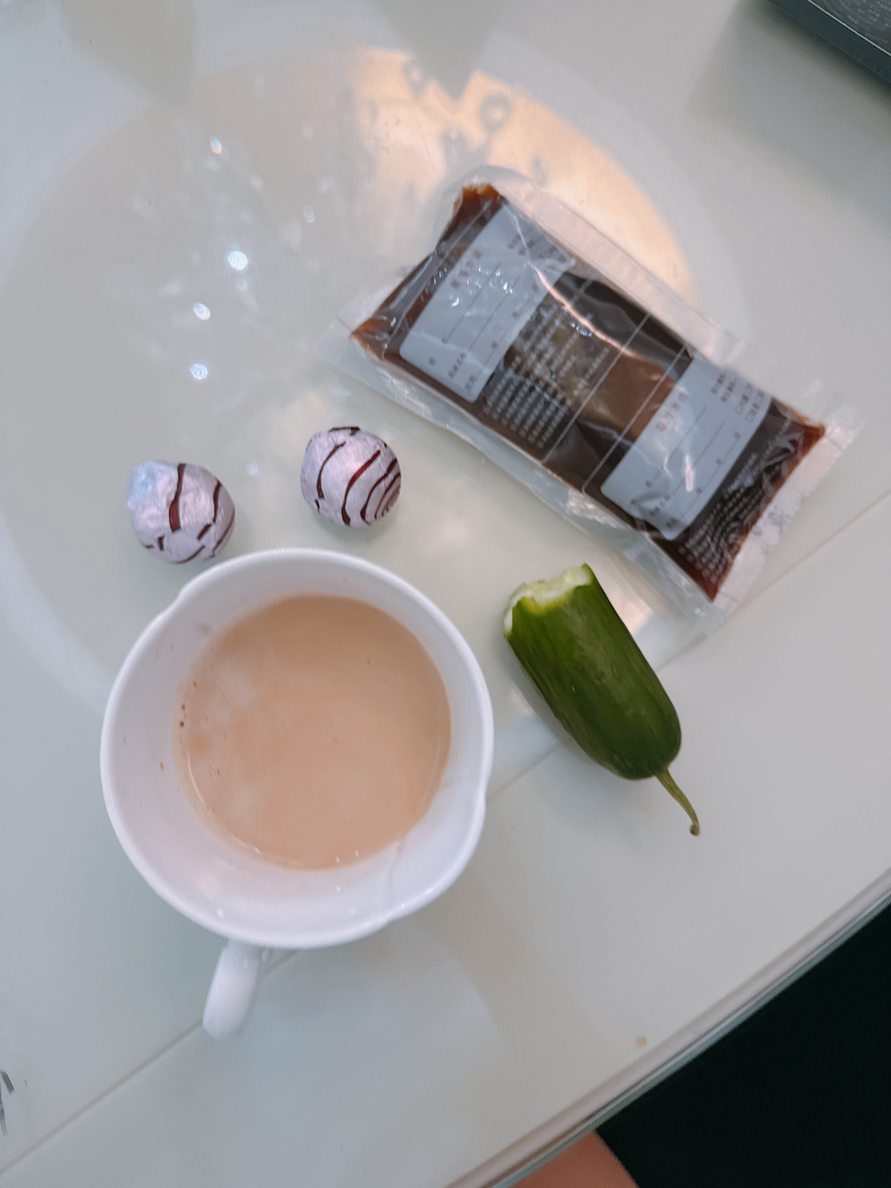 没啥进食的欲望吃点芝麻丸和中药➕咖啡续命再把昨天剩下半根黄瓜啃了[淡淡的] ​​