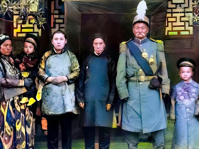 这可不是演戏，也并不是演员所饰演，而是当时马福兴与他的三位夫人以及孩子在家门口的