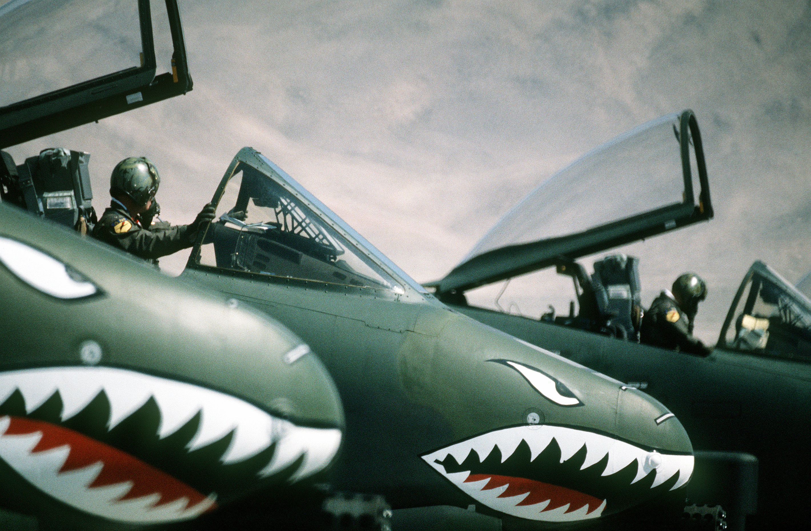 #航空新视野[超话]# 耀武扬威的美国军用飞机，上世纪下半年，这种鲨鱼涂装在美军