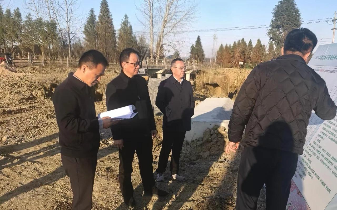 江苏盐城：县人大常委会视察全县高标准农田建设工作情况
近日，建湖县人大组织部分代