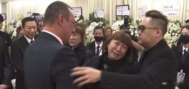 在送别亲友环节时，李玟二姐哭喊【他害死了我妹妹……】泪流不止的她抱着身边的人哭个