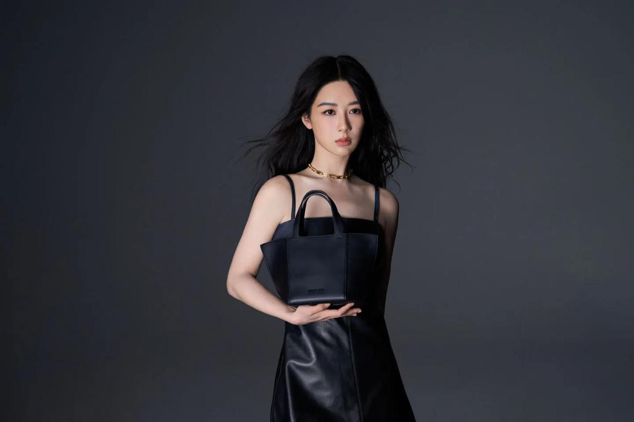 杨紫最新MK代言花絮图有！“汇聚星芒，释放从容且松弛的力量，随时出发。一些杨紫花