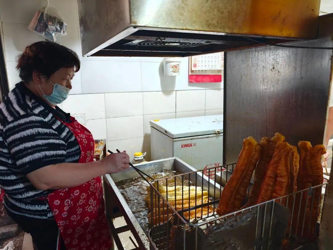 凌晨00:30，当城市陷入沉睡，高井弄里的一家小店已亮起灯光。徐雨芬推开店门，开