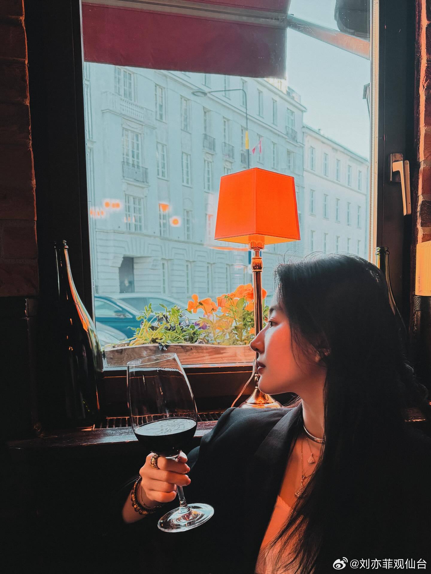 【刘亦菲Instagram】IG更新：☕️🦢🌿🖼️