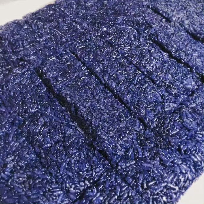 宁波人春天必吃之黑米饭清明前后，黑米饭就可以吃了，黑饭并不是用市面上可以买到的黑