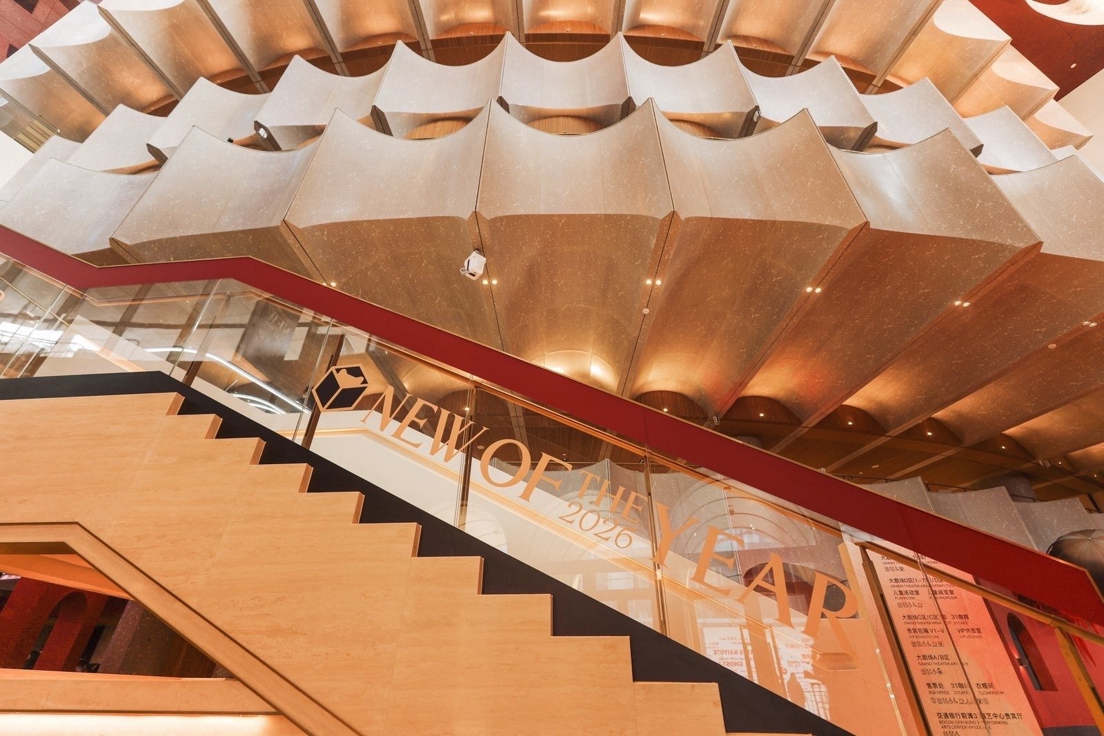 你是蔡文静那她是谁 蔡文静现身天猫NEWty2026盛典，鎏金提花高定礼服缀满细