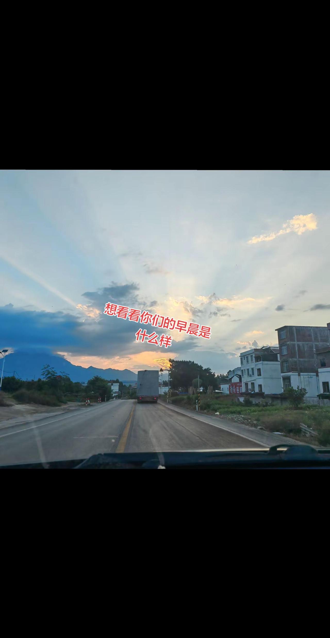 不必追赶，不必匆忙，生活的答案，都藏在这些被阳光照亮的路上。