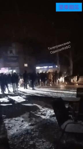 继续停电，在乌克兰敖德萨市两个区，当地居民饱受停电影响，旁边却灯火辉煌，于是封锁