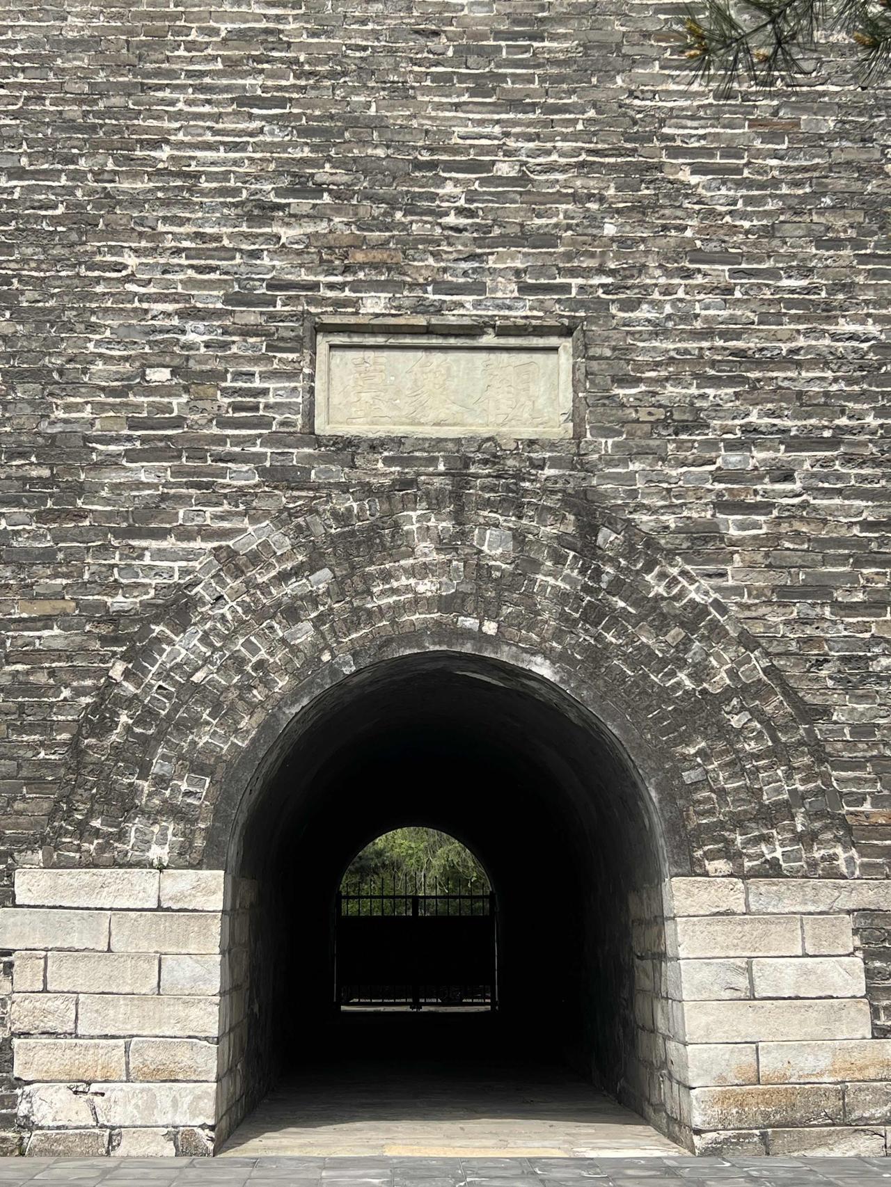 北京建国门旁的古观象台不是网红打卡地，甚至连小众景点都算不上。但如果走近它、了解