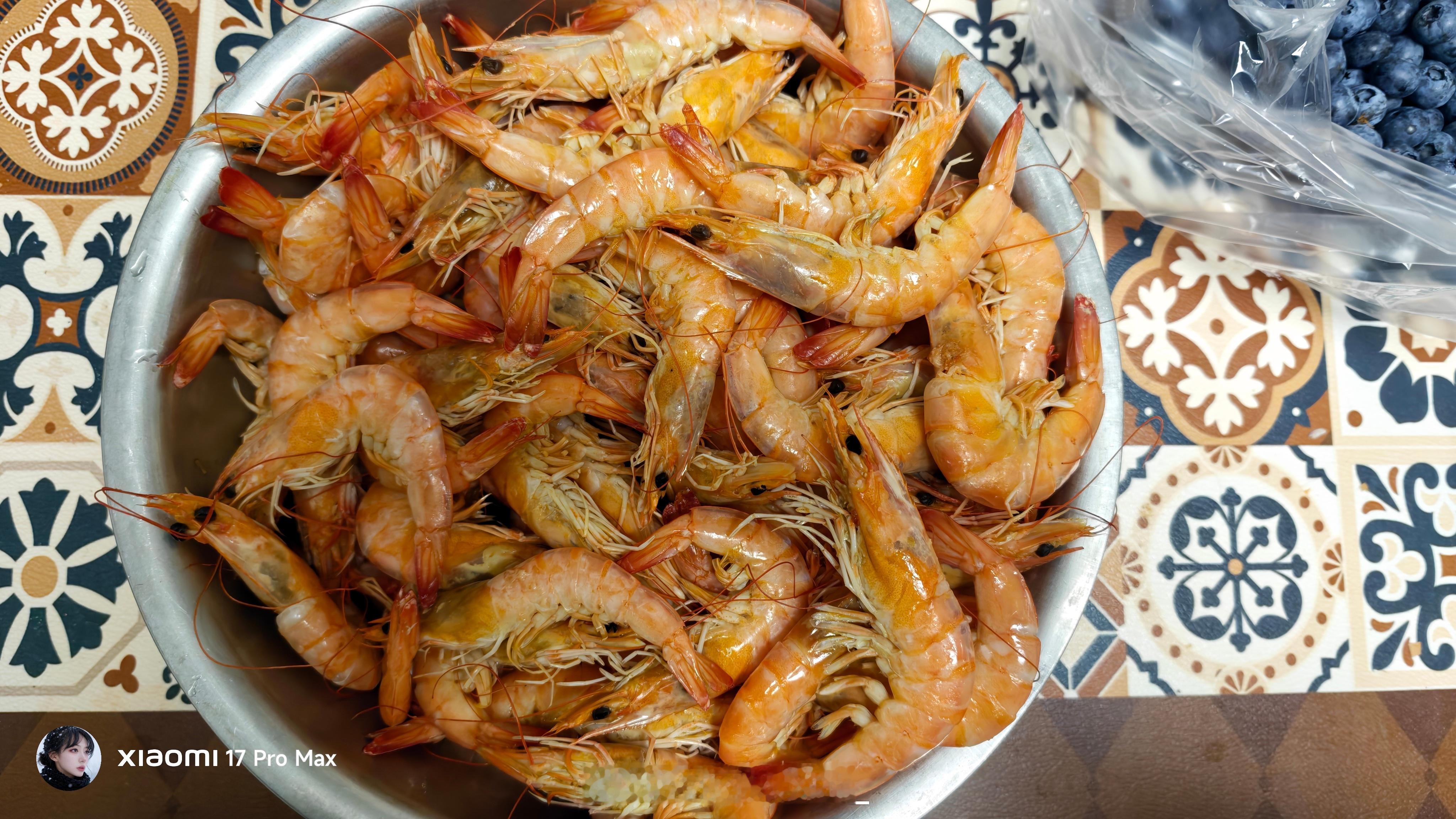 今日吃虾，撒点盐蒸大虾🍤千万不要水煮，会掉鲜味。100块钱5斤，一大盆，太鲜了