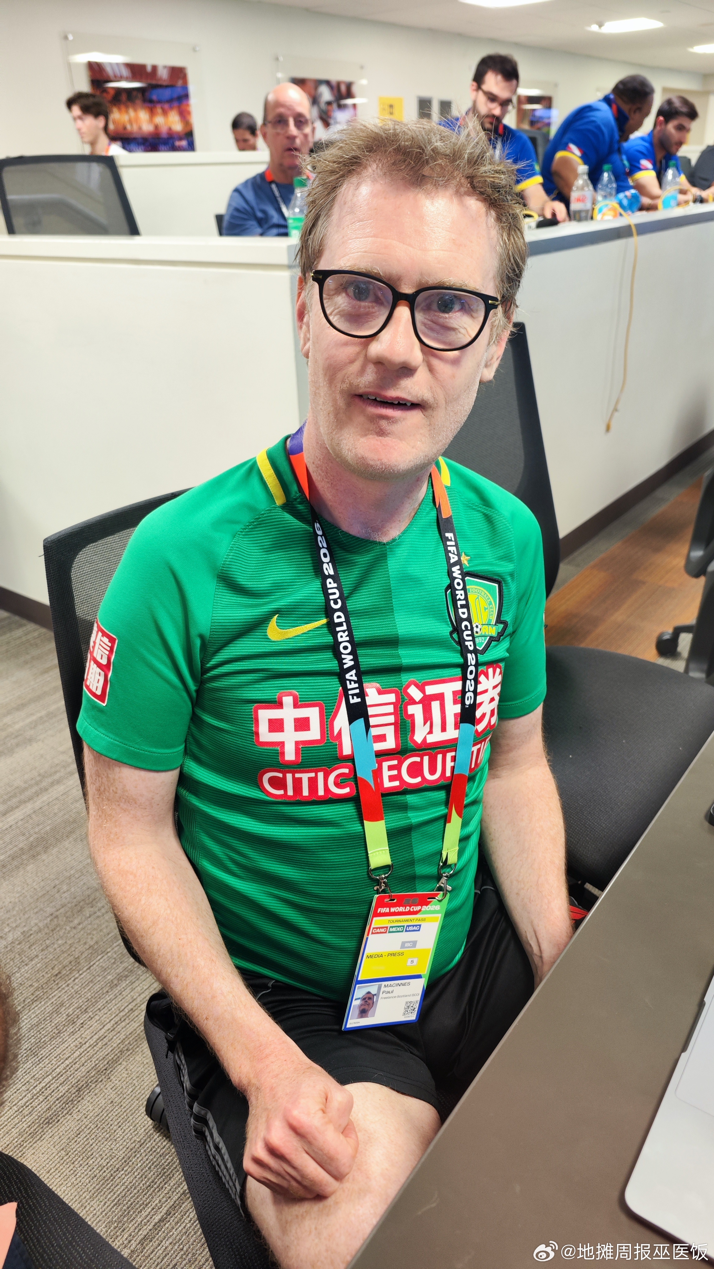 世界杯 啊哈。穿着北京国安球衣的英国《卫报》记者Paul出现在世界杯巴西对苏格兰
