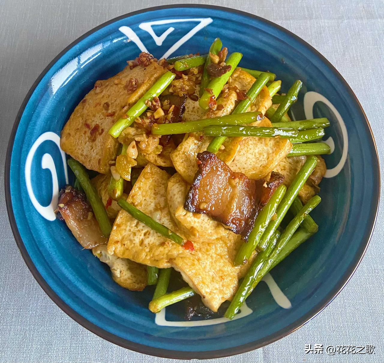 以腊肉作为两道菜的基础，油的分量十足，但也不得不承认，豆角和豆腐遇见油大真的很入