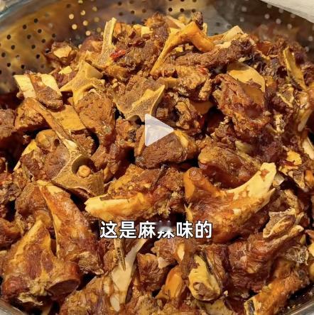 武汉有种美食是独一无二的，就是牛骨头。真好吃。在别的地方很少见到。虽然江西的牛骨