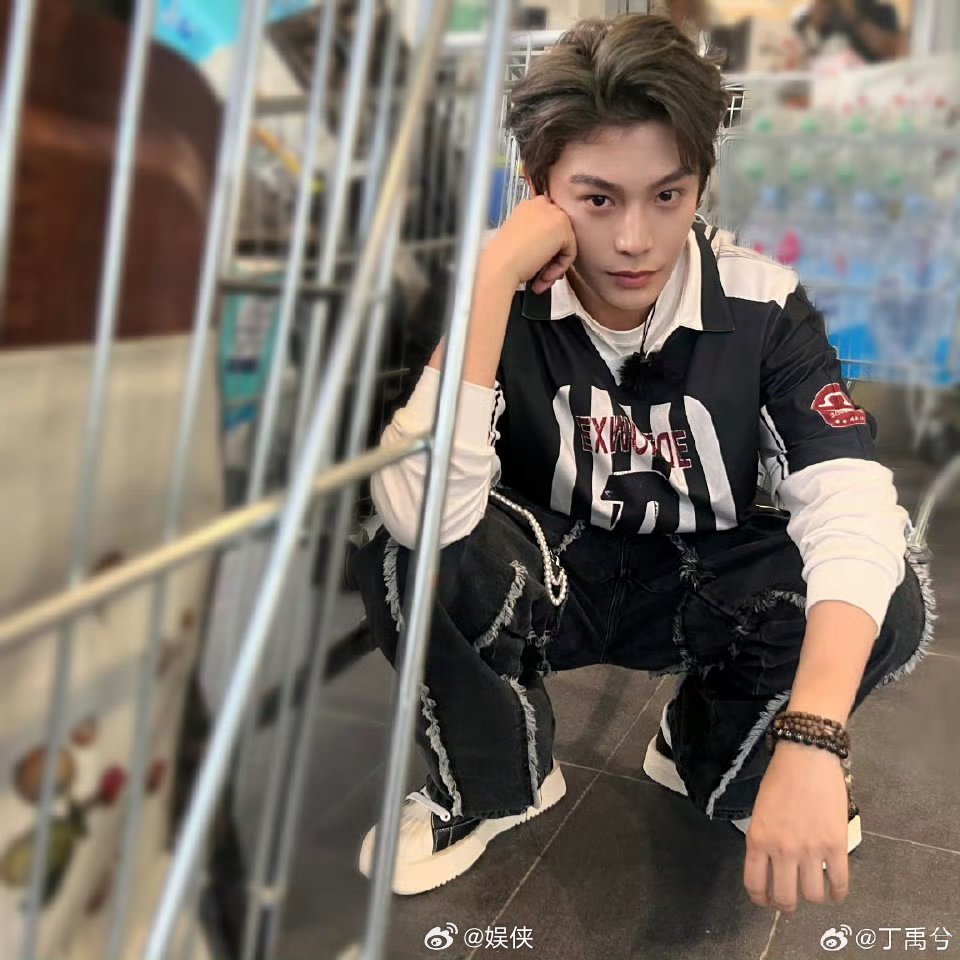 丁禹兮今日份照片姜妍掌镜小丁这组图竟然是姜妍姐拍的！姐姐你可太会拍啦！哇哇哇，超